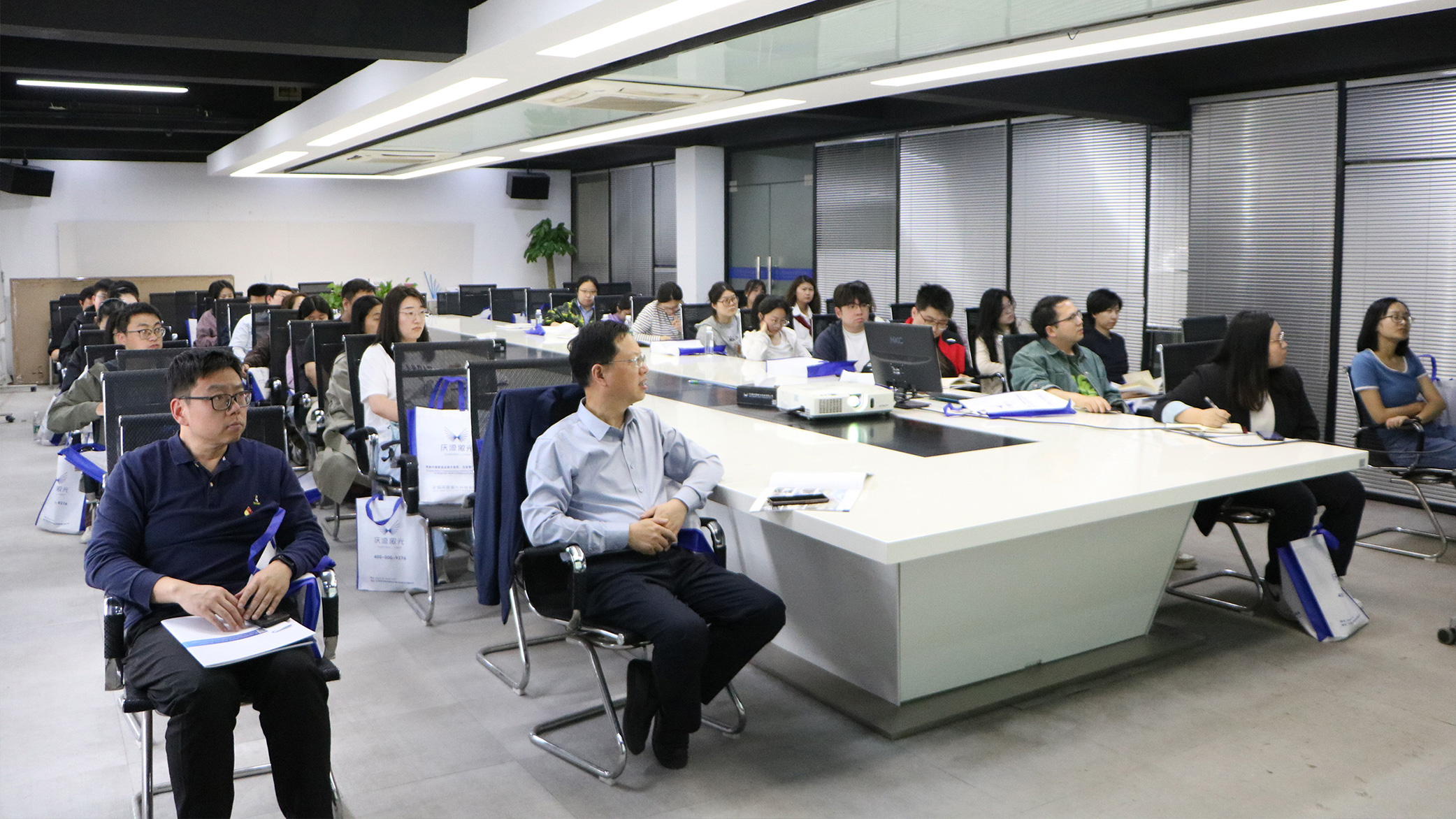 自規(guī)局邀慶源激光創(chuàng)始人 分享奮斗經(jīng)歷 青年干部汲取榜樣力量